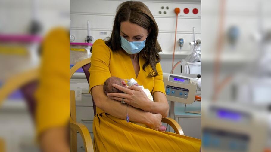 La princesa de Gales, Kate Middleton, carga a un bebé