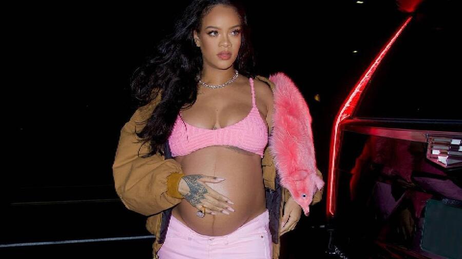 La cantante Rihanna presume de su embarazo. 