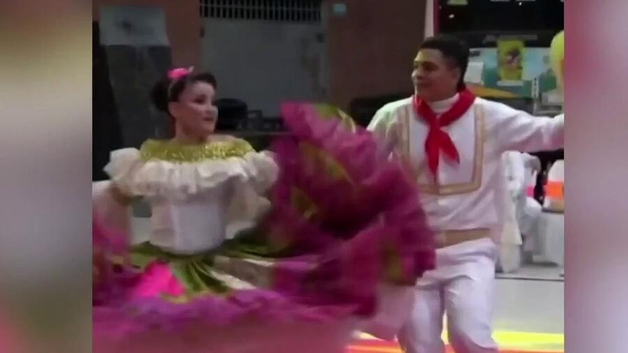 Candidata se desmaya en pleno concurso mientras bailaba en Colombia