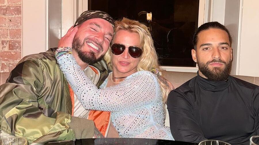 J Balvin, Britney Spears y Maluma en un restaurante en Nueva York.
