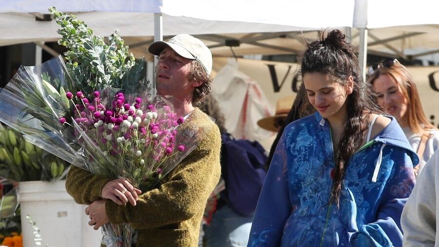 Rosalía y Jeremy Allen en un mercado en LA, California, 2023