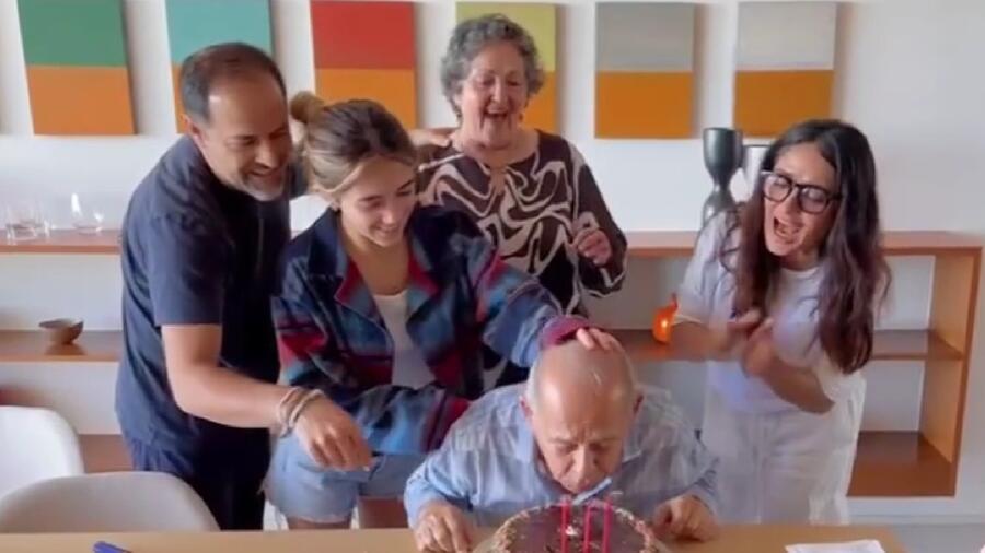 Salma Hayek celebrando le cumpleaños de su papá con su familia