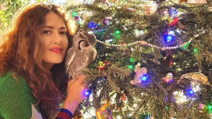 Salma Hayek posando con un árbol de Navidad
