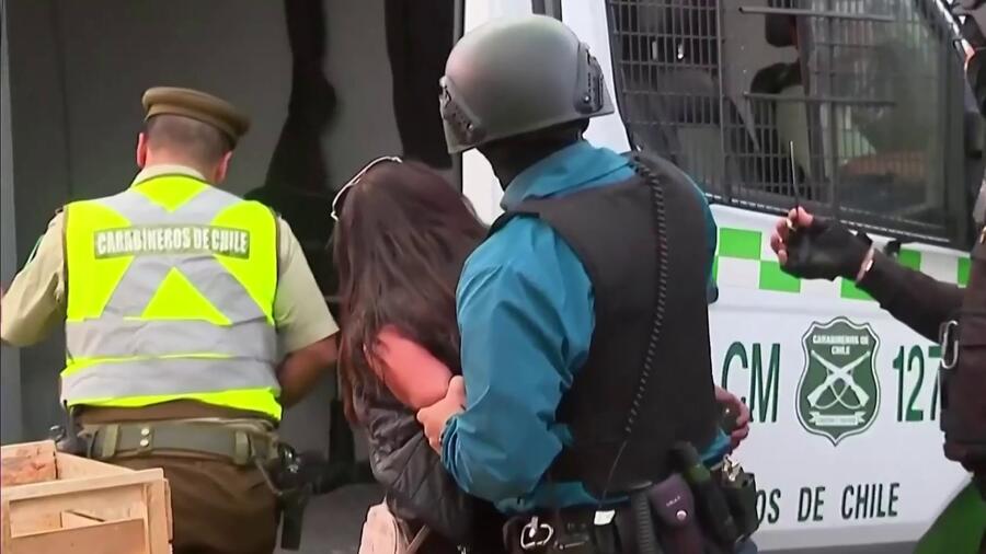 Una mujer arrebata su arma a un agente durante detención y hiere a tres personas en Chile