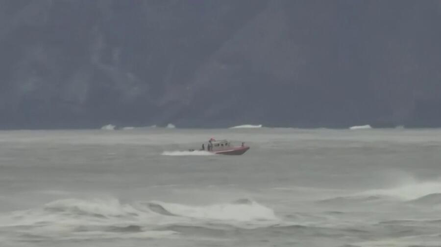 Rescatan a cuatro personas luego de su barco volcara en la costa de San Francisco