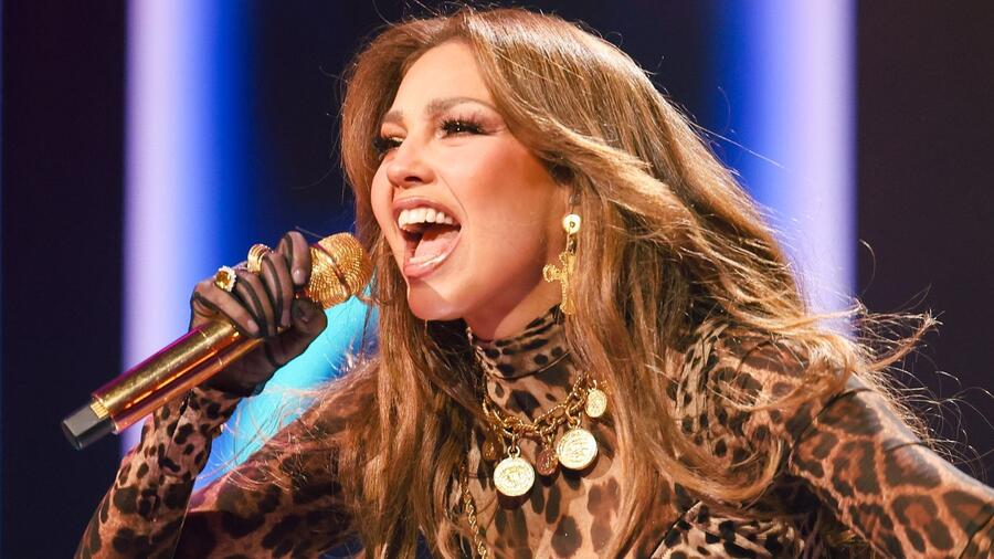Thalía se presenta en el escenario de Billboard Latin Women In Music celebrado en el Watsco Center el 6 de mayo de 2023 en Coral Gables, Florida.
