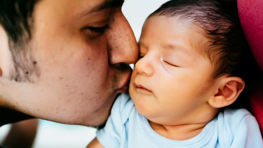 Padre hispano besa a su bebé