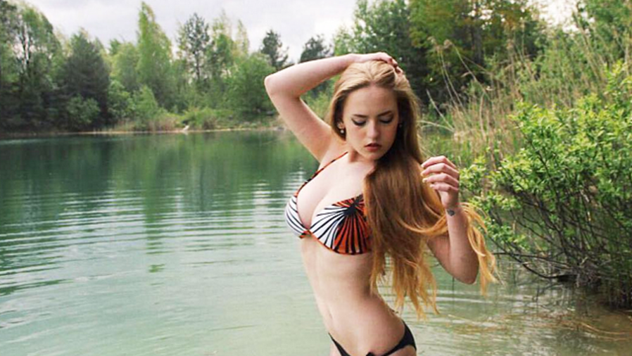 Oksana Neveselaya en bikini