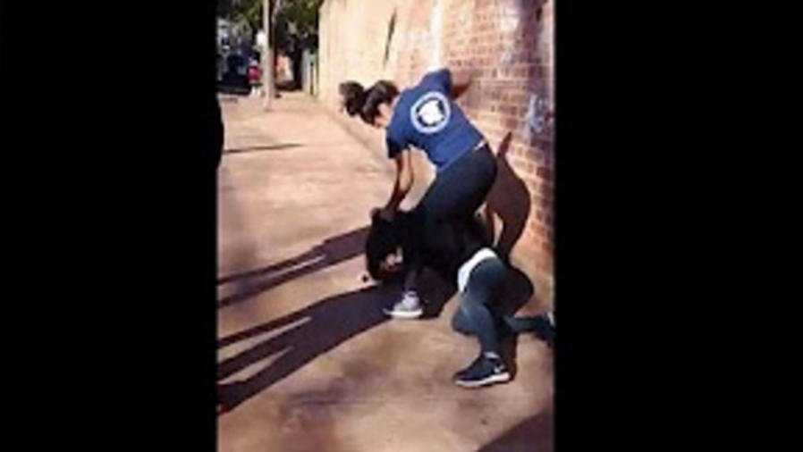 Dos estudiantes se encienden a golpes (VIDEO) 