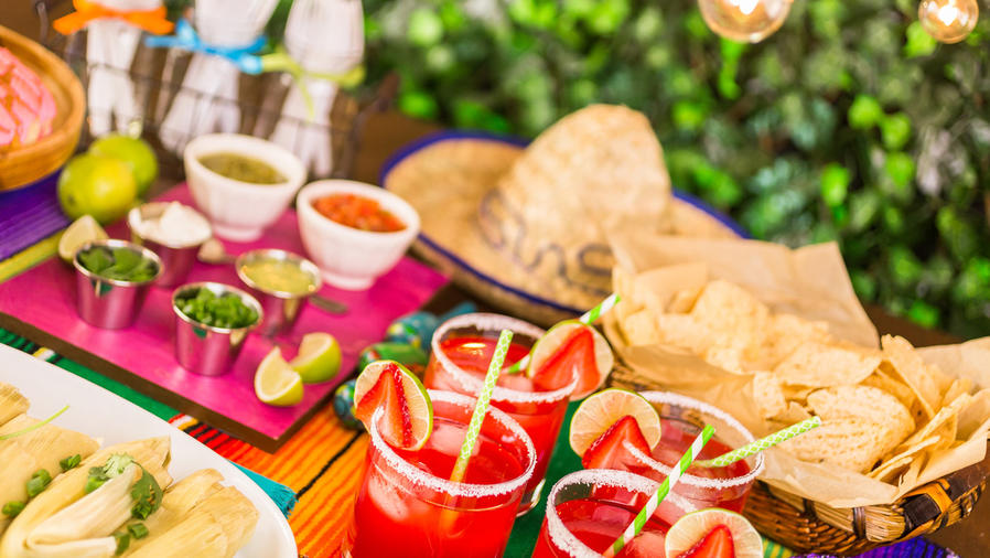 Mesa con comida para fiesta latina