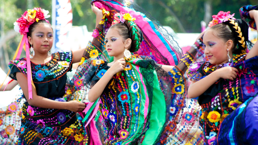 niñas bailando ritmos mexicanos