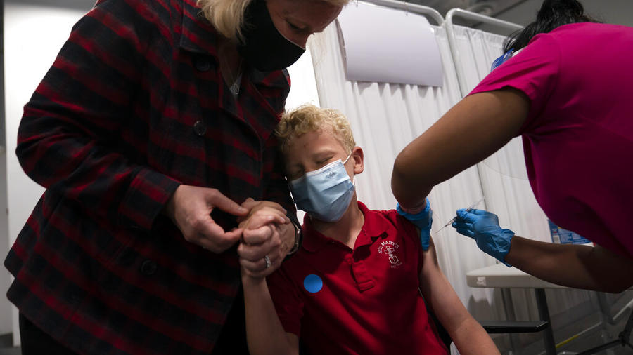 Un niño de 12 años recibe su primera dosis de la vacuna de Pfizer contra el coronavirus