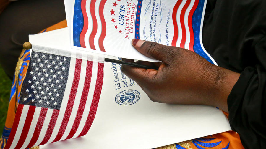 Una persona sostiene el programa de una ceremonia de naturalización celebrada en Nueva York, en julio de 2021. 