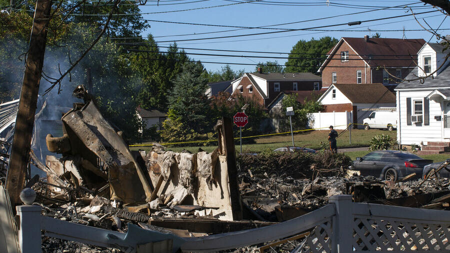Un oficial inspeccionaba los escombros de una casa que explotó por las inundaciones de la tormenta Ida en Manville, Nueva Jersey, el 3 de septiembre de 2021. 