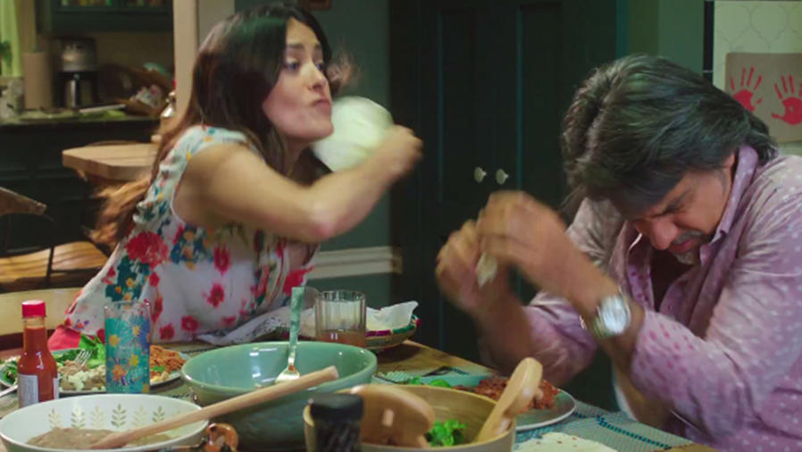 Salma Hayek le da una cachetada con una tortilla a Eugenio Derbez 