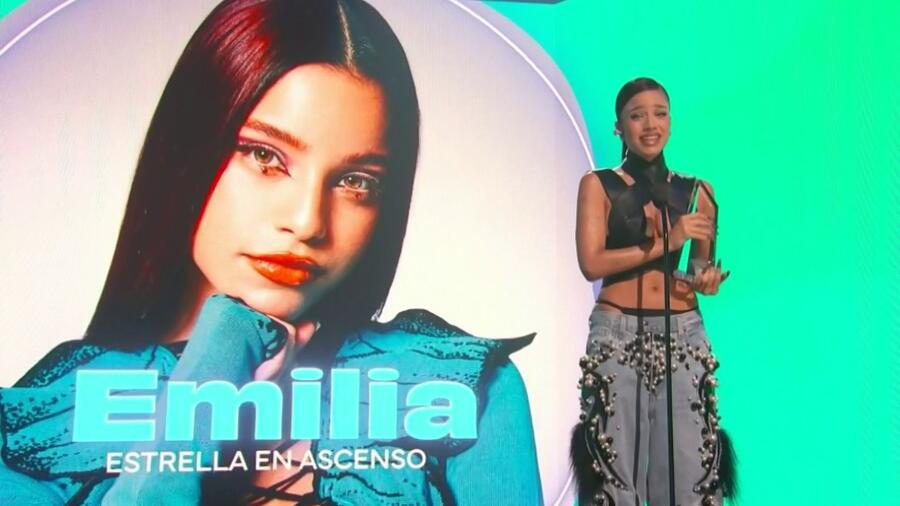 Emilia recibe el premio Estrella en Ascenso en Billboard Mujeres Latinas en la Música 2023