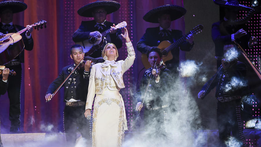 Lucero rinde homenaje a Joan Sebastian en Premios Tu Mundo 2015