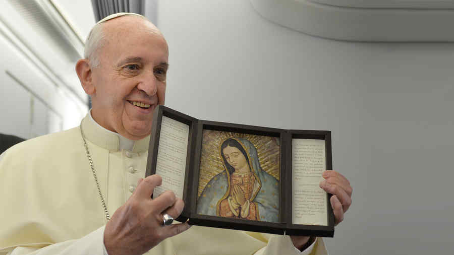 Papa Francisco con un cuadro de la Virgen María 