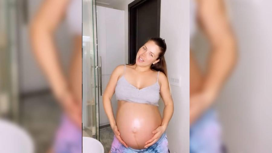Ximena Duque mostrando su pancita de embarazo