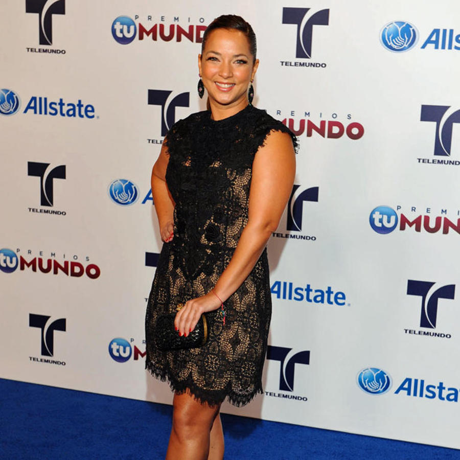 Adamari López en la alfombra azul Premios Tu Mundo 2012