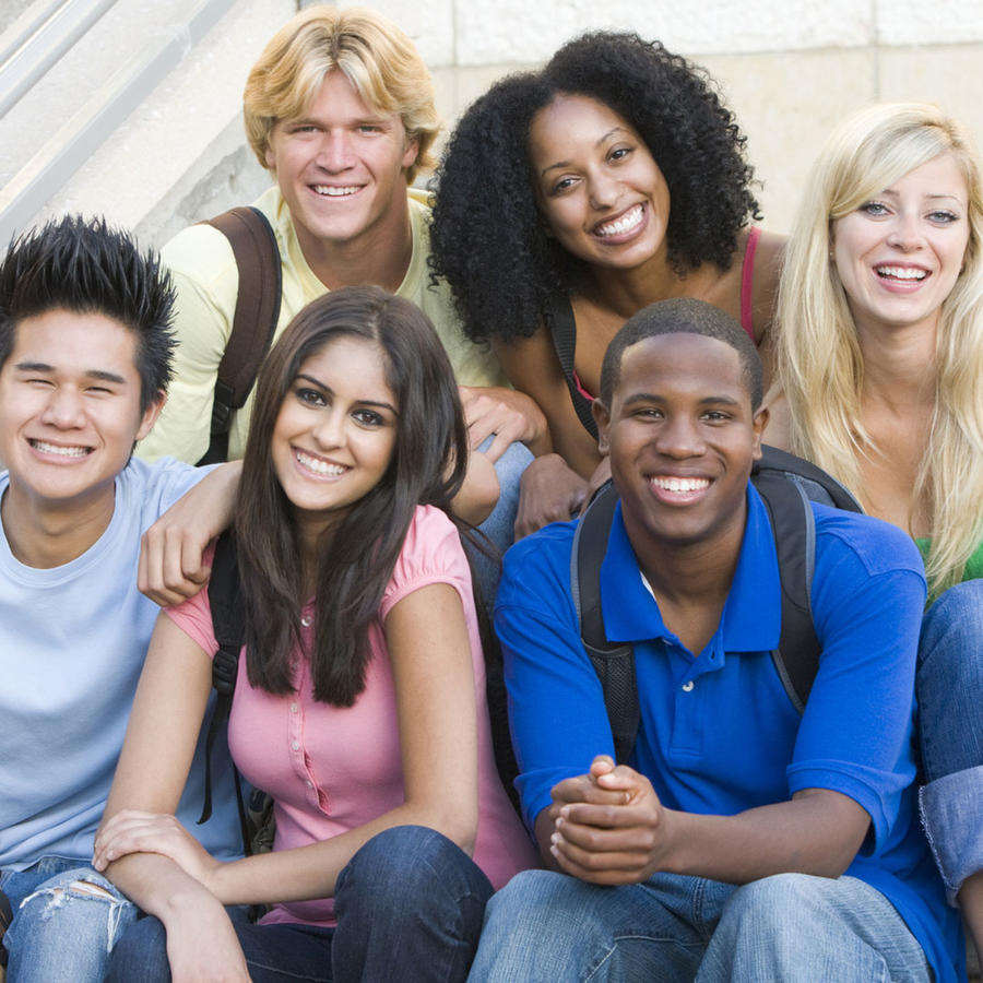 Grupo multiétnico de estudiantes universitarios