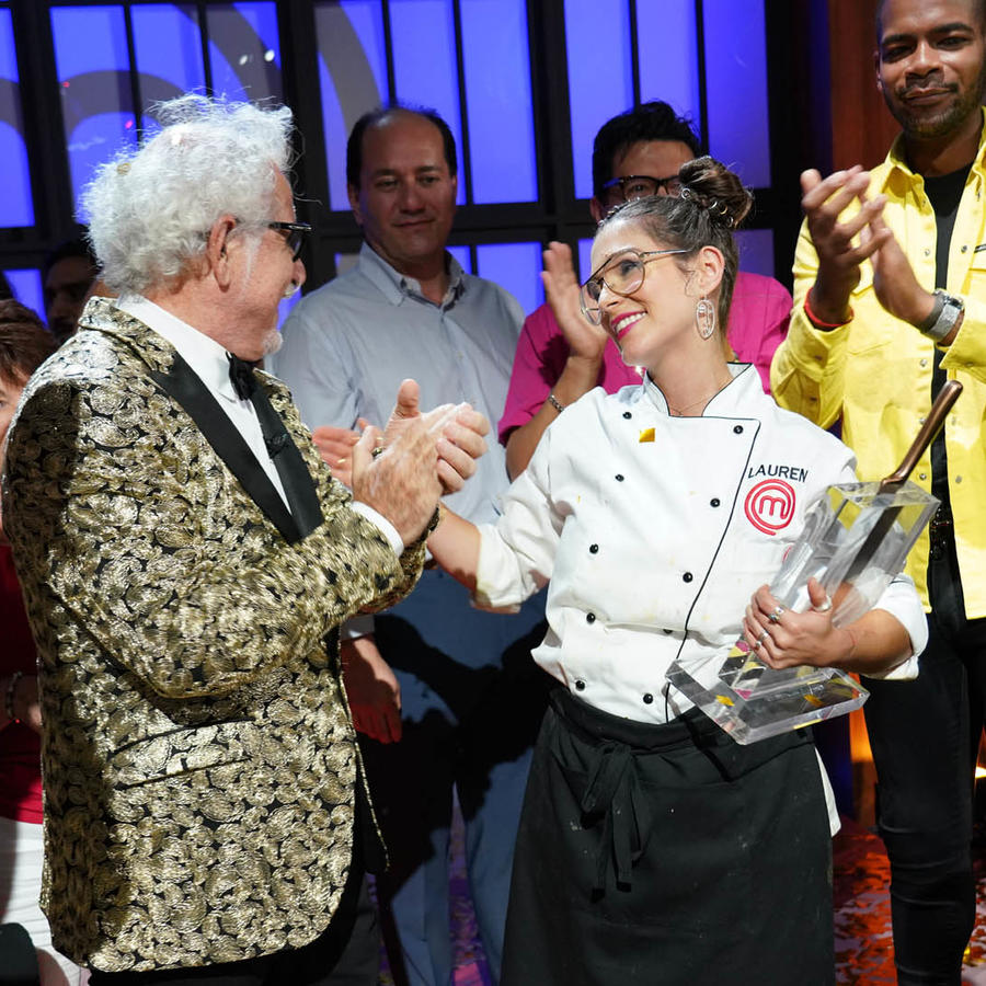 Lauren Arboleda, ganadora de MasterChef Latino 2, festeja con su mentor, el Chef Ennio Carota
