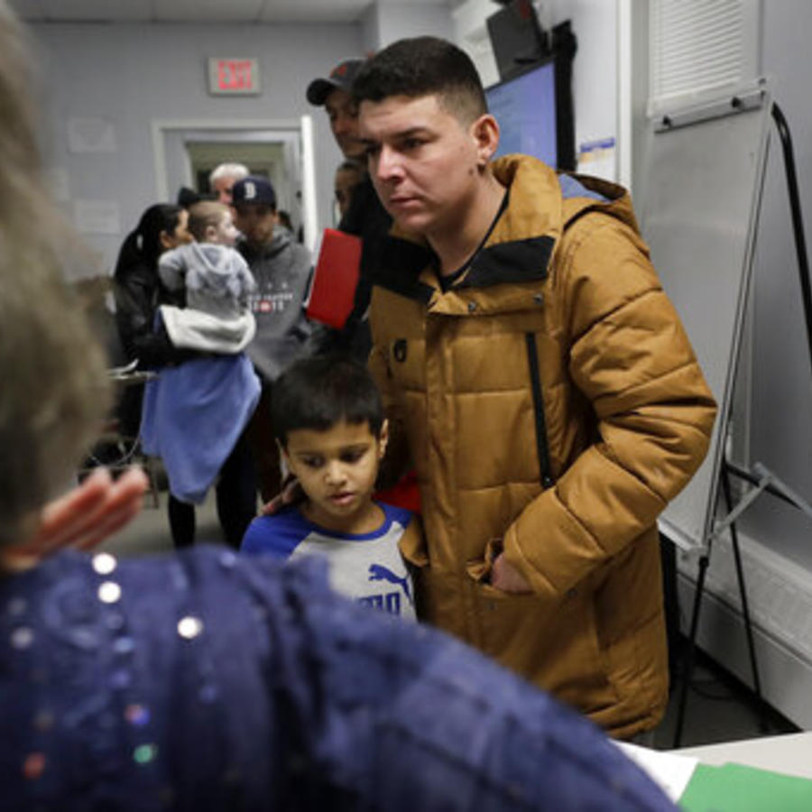 Helison Alvarenga, un migrante brasileño de 26 años, su hijo David, de seis años, en un centro comunitario de Massachusetts. 