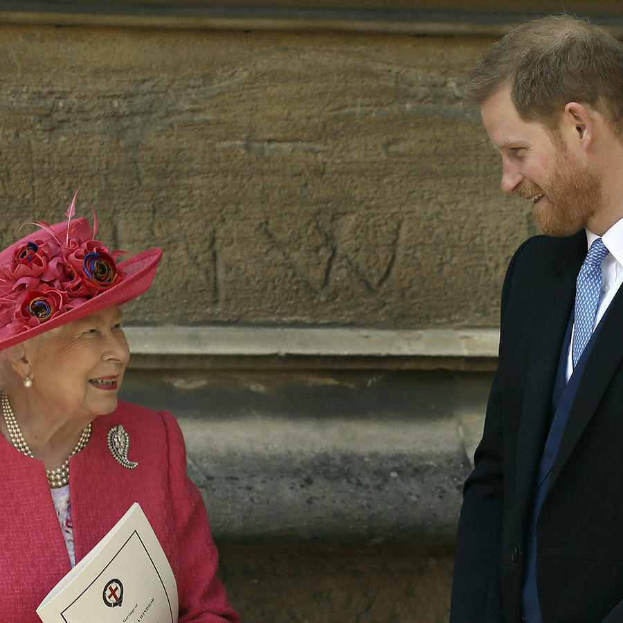 La reina Isabel II y su nieto el príncipe Harry.
