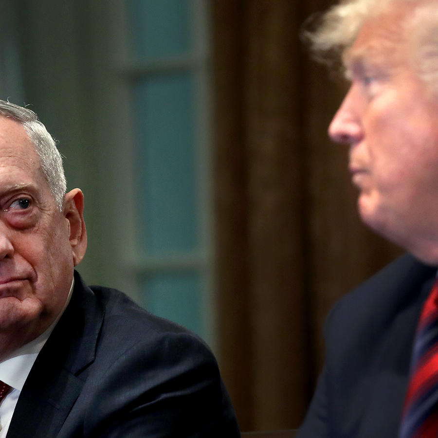 El entonces secretario de Defensa, Jim Mattis, escucha mientras Donald Trump responde preguntas en una reunión con líderes militares en la Sala del Gabinete en octubre de 2018 en Washington, DC.