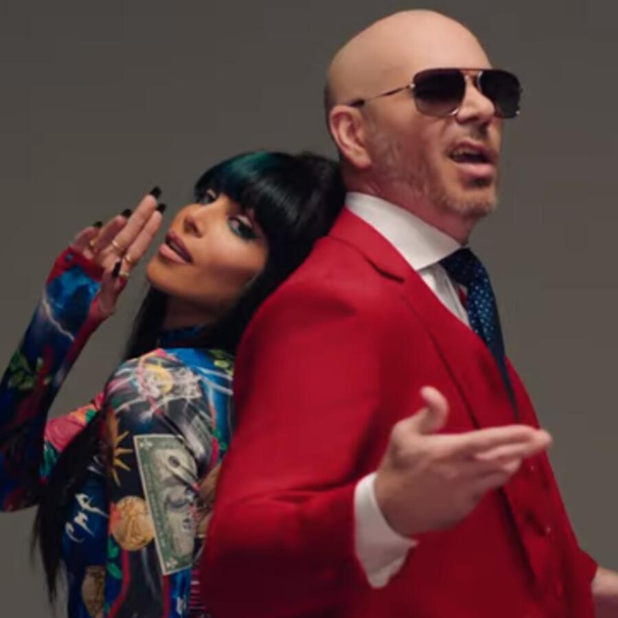 Chesca y Pitbull en el video "Te quiero baby"