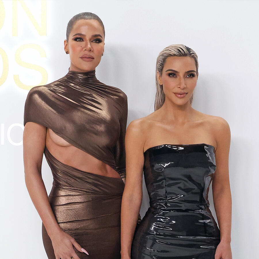 Khloé y Kim Kardashian posando el alfombra roja