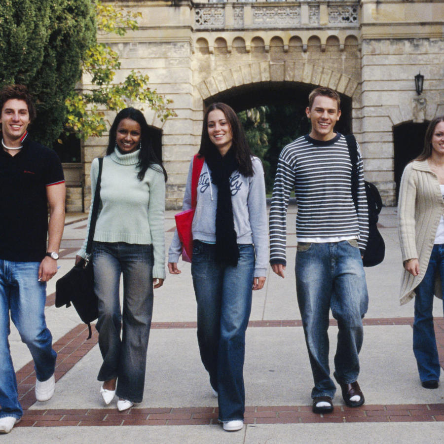Estudiantes caminando por el campus