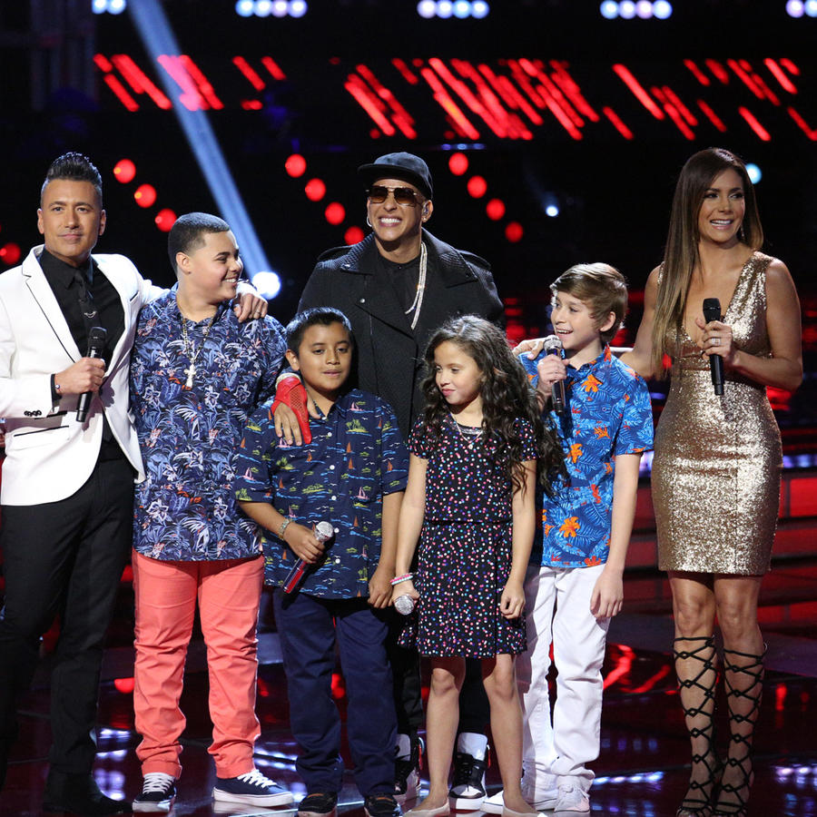 Jorge Bernal y Patricia Manterola con Daddy Yankee y el Team Yankee en la semifinal de La Voz Kids