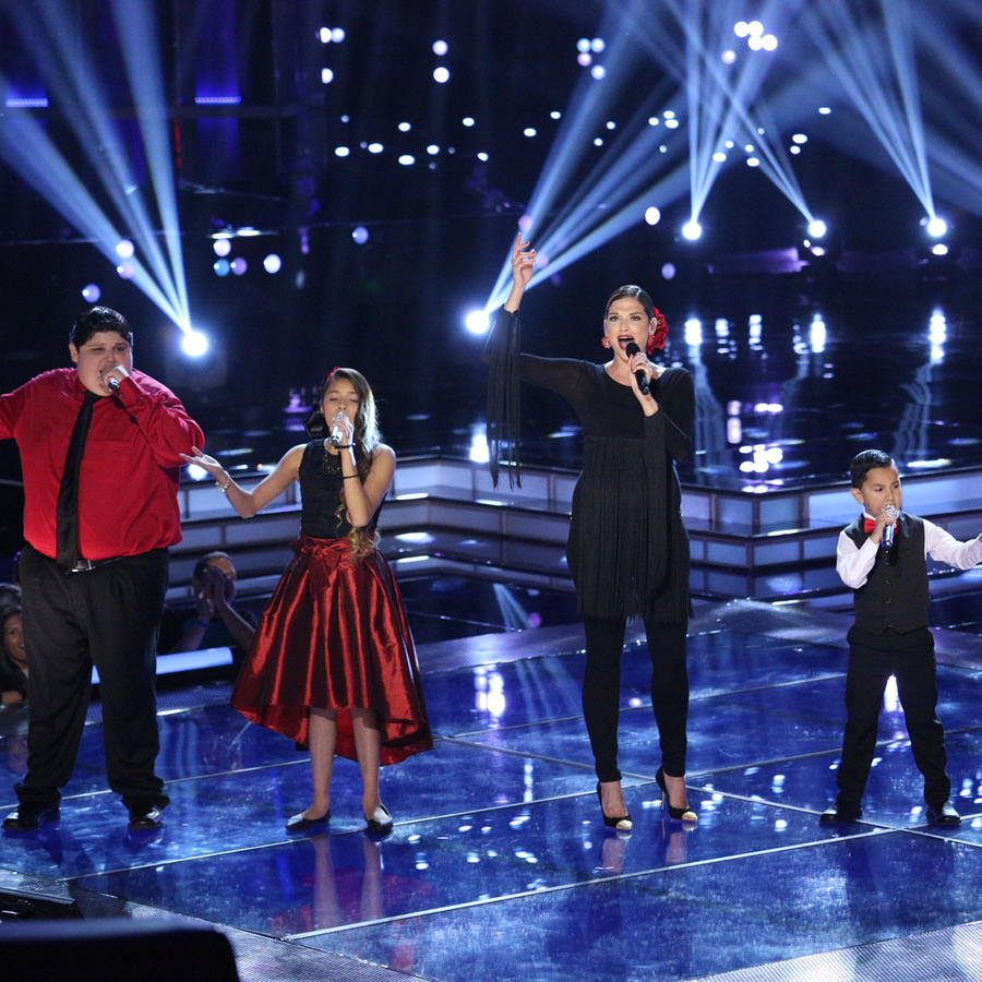 Natalia Jiménez cantando con su team natalia en la semifinal de La Voz Kids