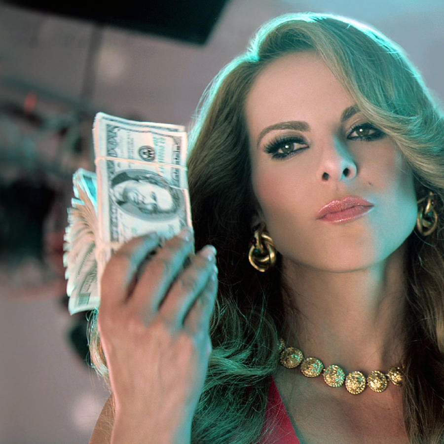 Kate del Castillo con billetes en Dueños del Paraíso
