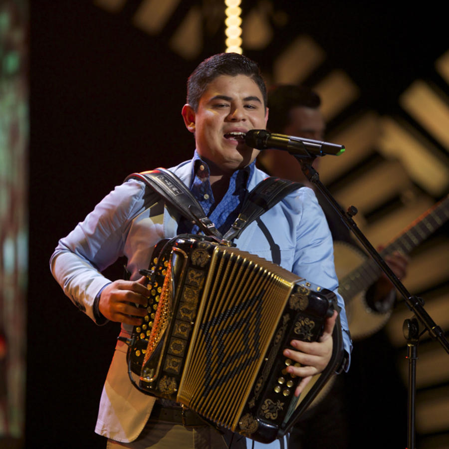 Alfredo Olivas canta en Siempre Niños