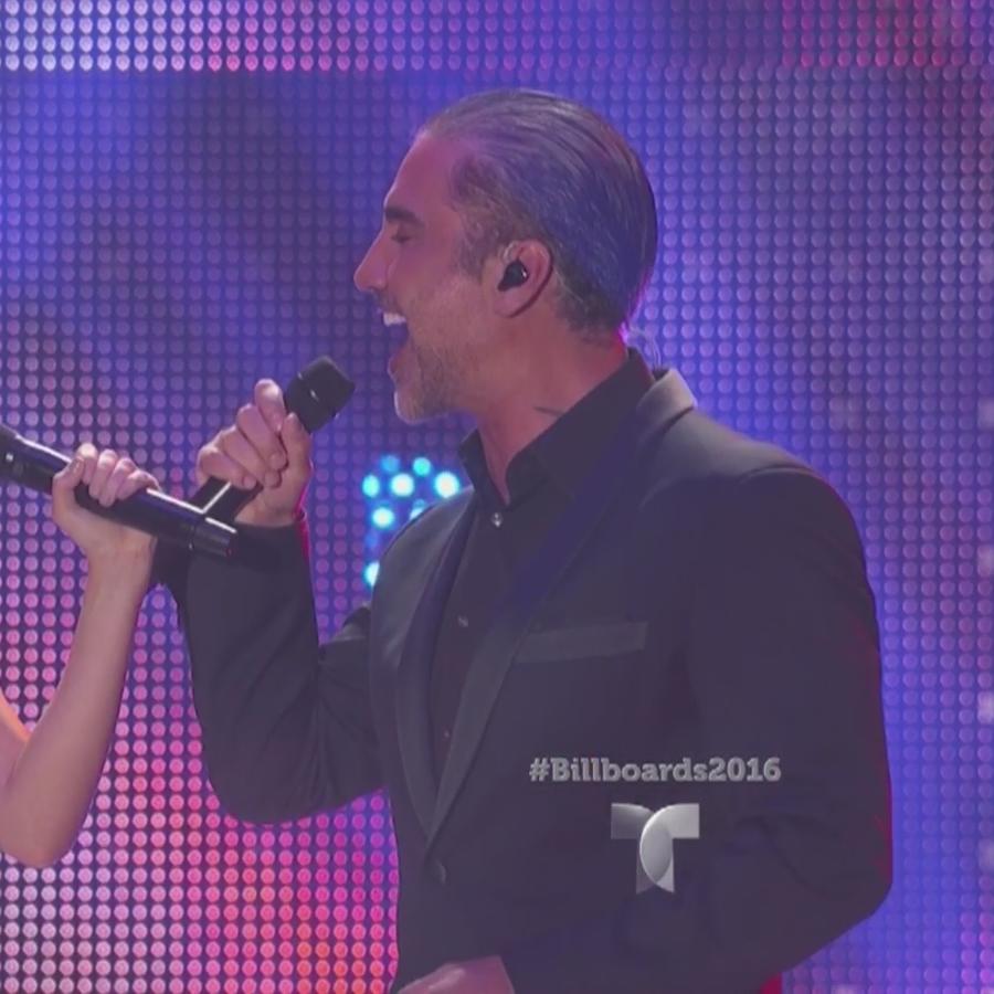 Alejandro Fernández y su hija Camila cantando en Premios Billboard 2016