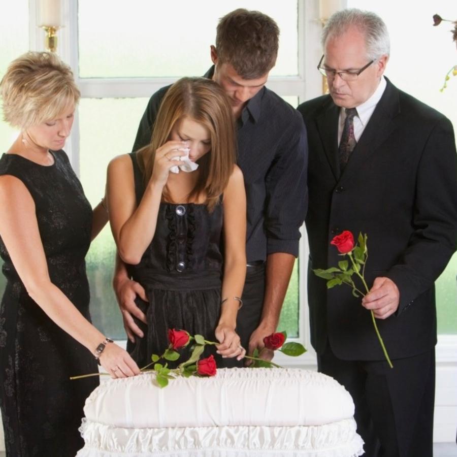 Familia en funeral de un bebé
