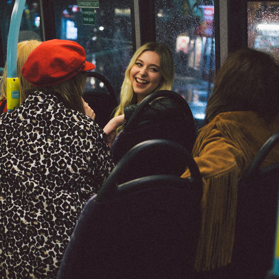Adolescentes en autobús