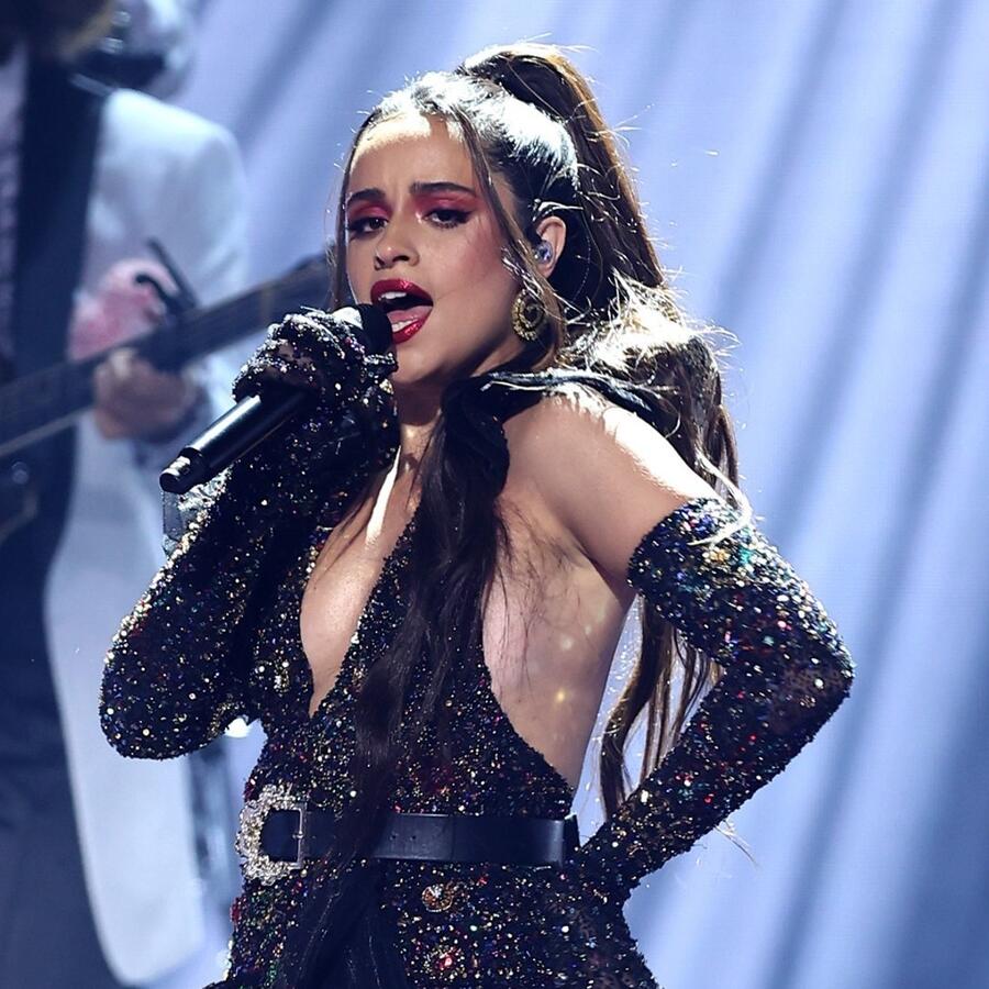 Camila Cabello en el escenario del Watsco Center en Coral Gables en los Premios Billboard de la Música Latina 2021