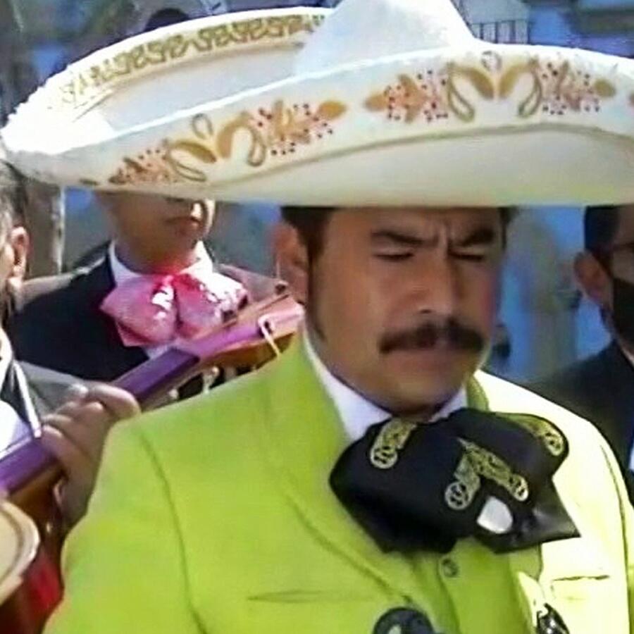 Mariachis le cantan a Vicente Fernández en Ciudad de México