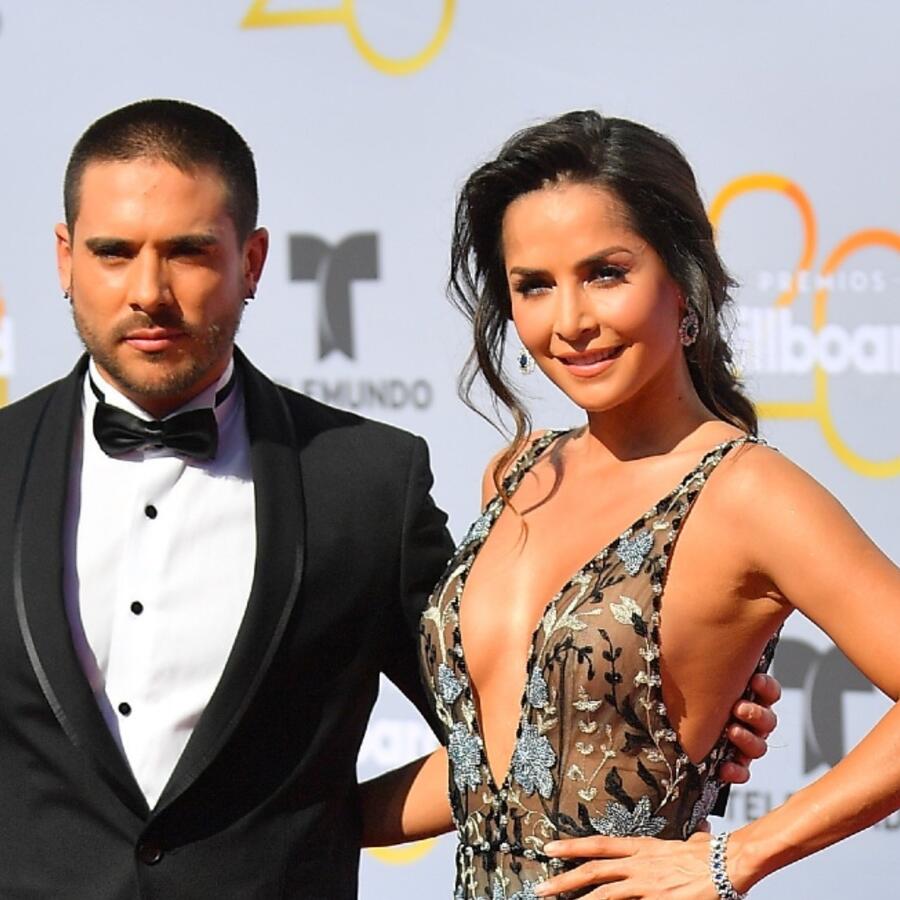Sebastián Caicedo y Carmen Villalobos en la alfombra roja de los premios Billboard 2018