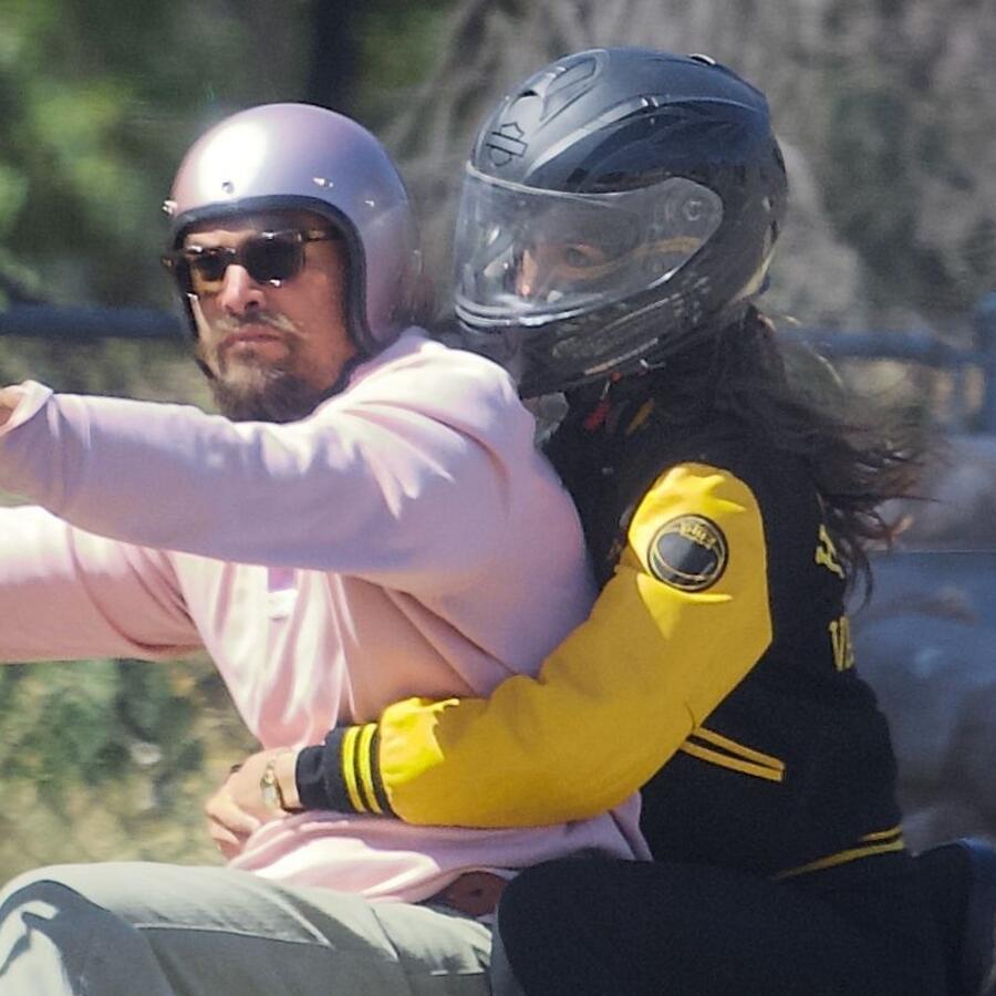 Jason Momoa y Eiza González paseando en moto por Malibú