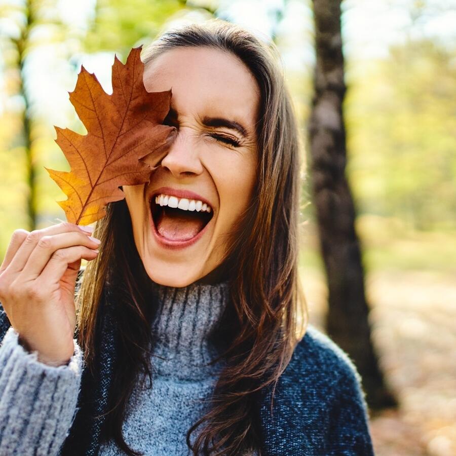 Mujer celebrando el otoño