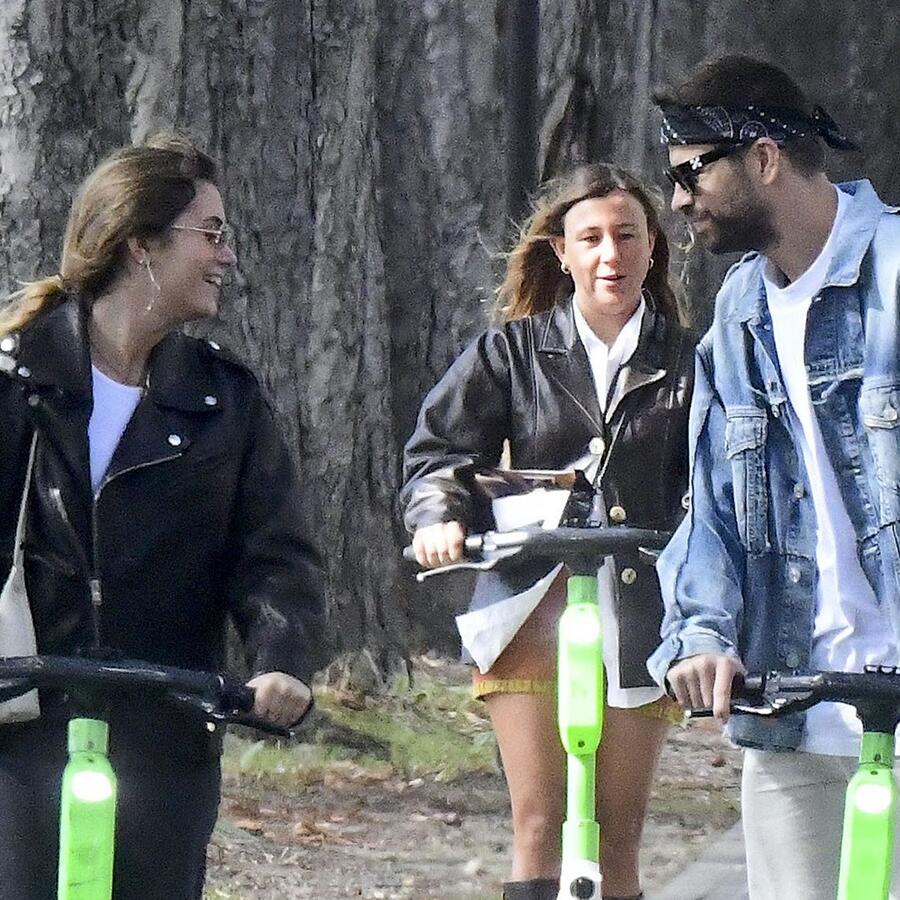 Gerard Piqué y Clara Chía Martí dan romántico paseo en París, a bordo de scooters.