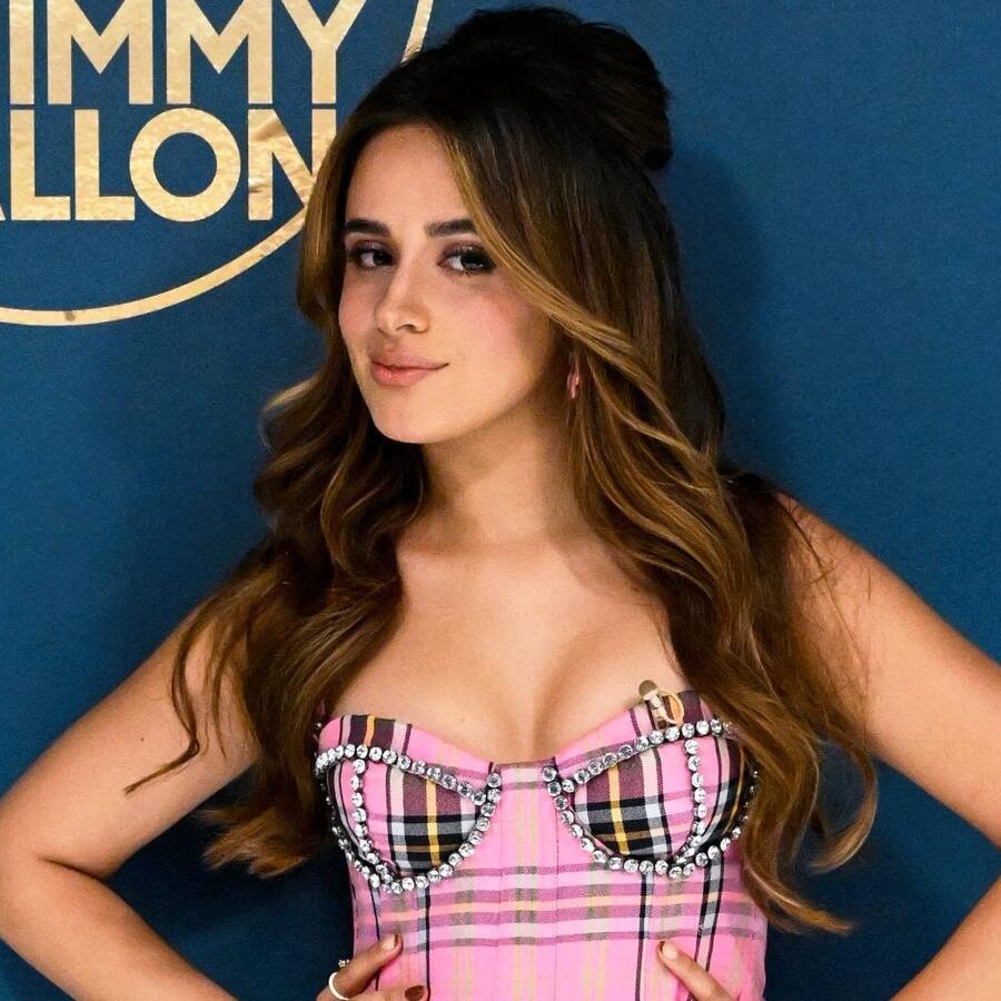  Camila Cabello posando en el backstage de ‘The Tonight Show Starring Jimmy Fallon’