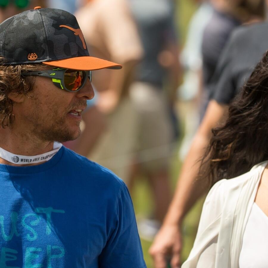 El actor Matthew McConaughey y su esposa Camila Alves de paseo. 