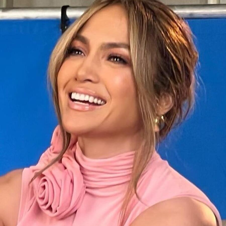 Jennifer Lopez sonriendo