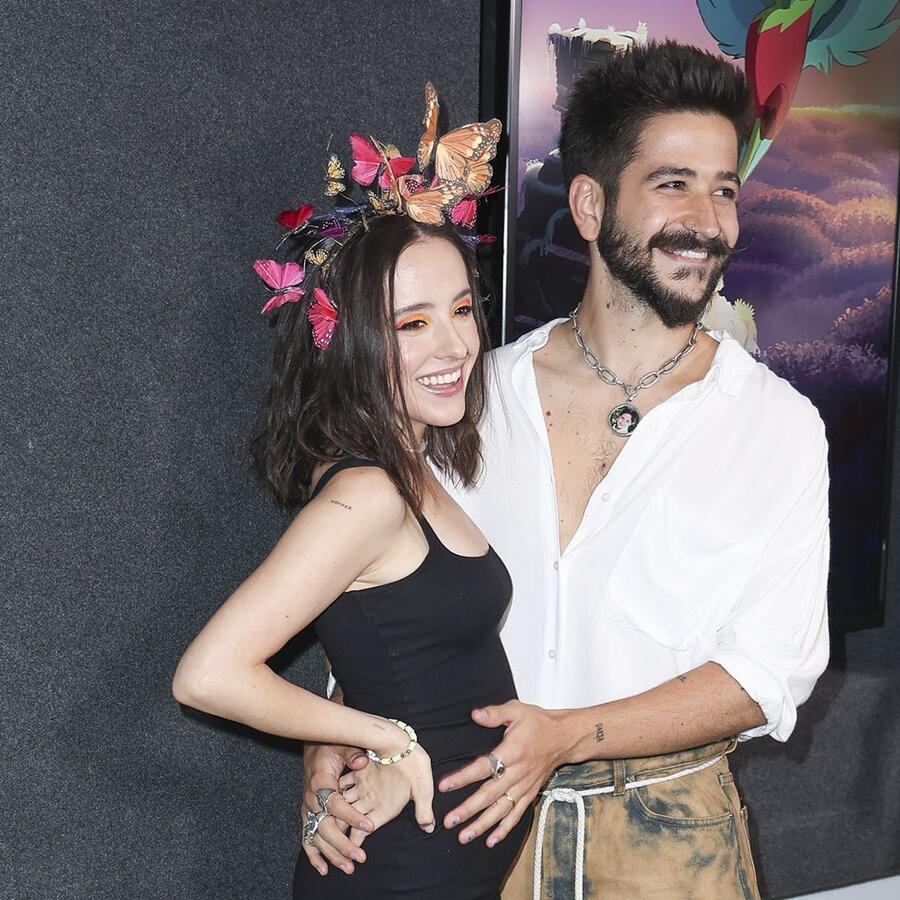 Evaluna embarazada de Índigo posa con Camilio en premier de 'Koati', 2021.