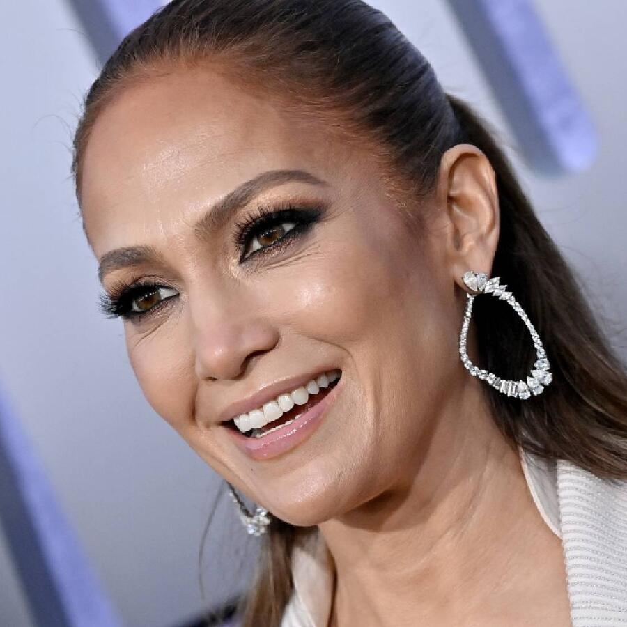 La actriz Jennifer Lopez en red carpet. 